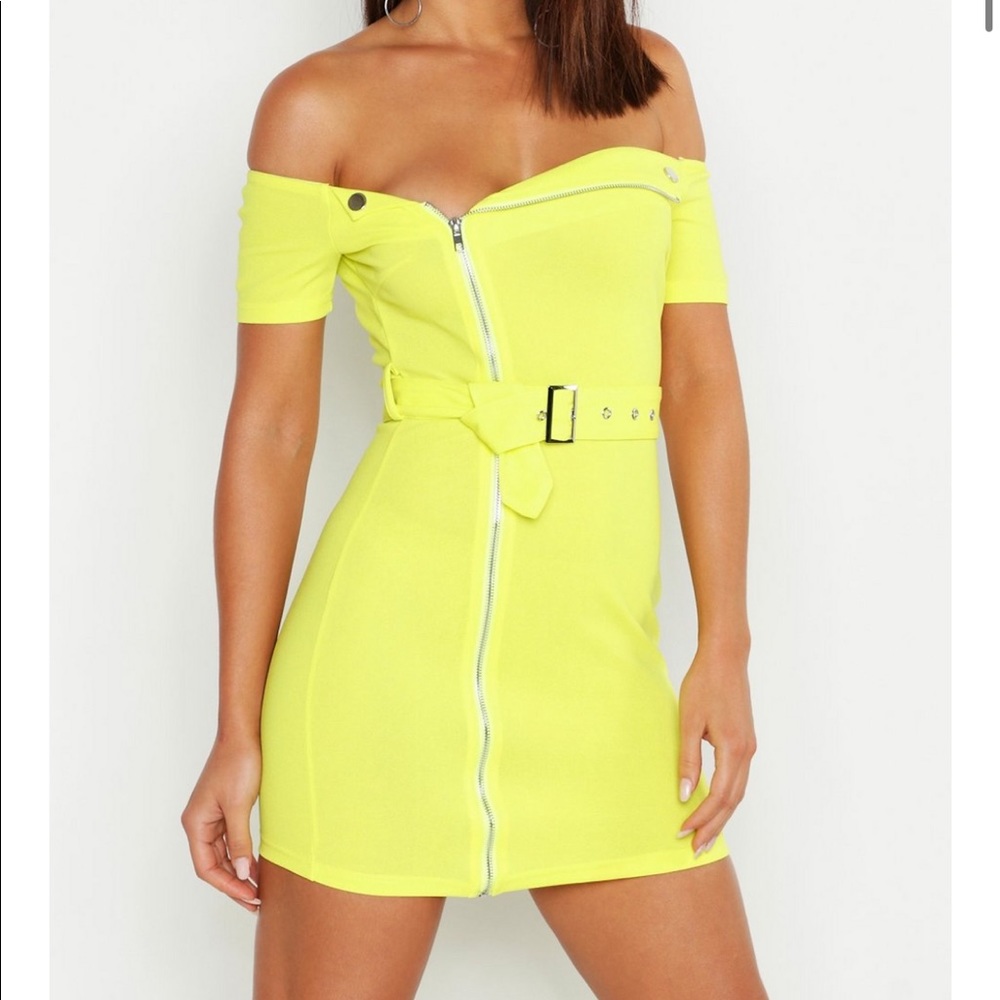 BOOHOO- Belted Zip Up Dress